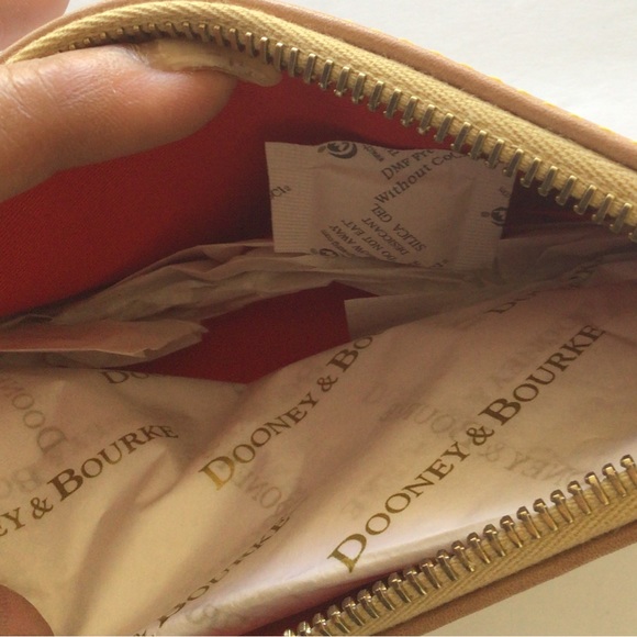 DOONEY & BOURKE FSU WRISTLET NWT - Picture 5 of 7